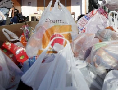 To «τέλος» πλαστικής σακούλας έφερε στο Δημόσιο 4 εκατ. ευρώ σε 3 μήνες από τα σούπερ μάρκετ